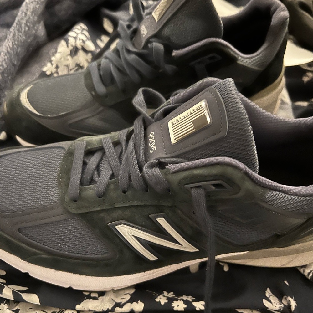 Women’s New Balance 990v5 in Navy Blue